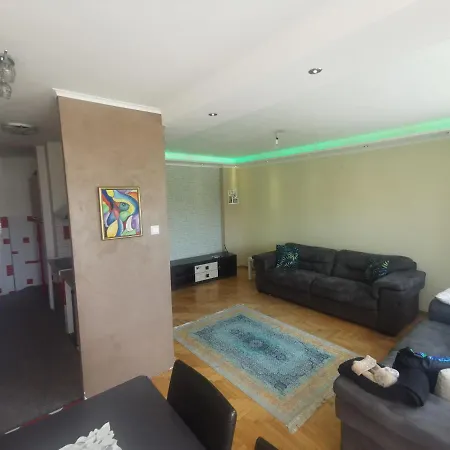 דירה Stan 100m2 Mejdan טוזלה